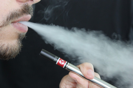 e cigarette 1301670 960 720